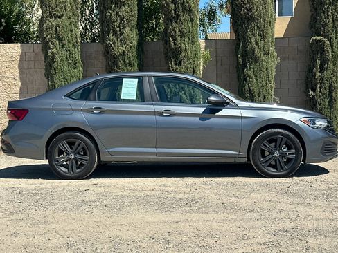 Certified 2024 Volkswagen Jetta SE w/ Panoramic Sunroof Package image 3
