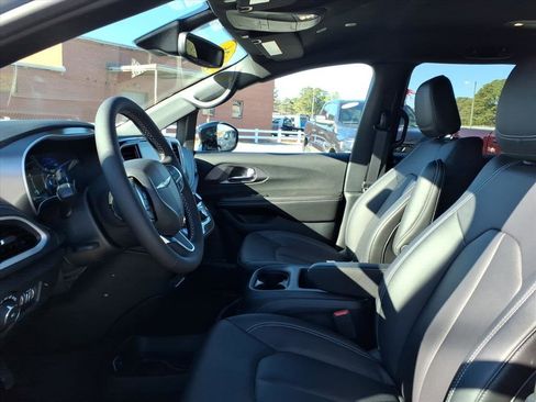 New 2026 Chrysler Pacifica Select FWD image 5