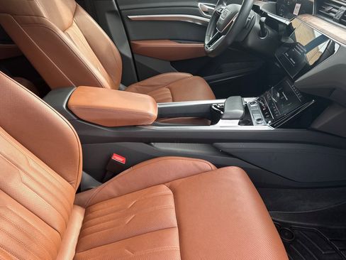 Used 2022 Audi e-tron Prestige w/ Prestige Package image 17