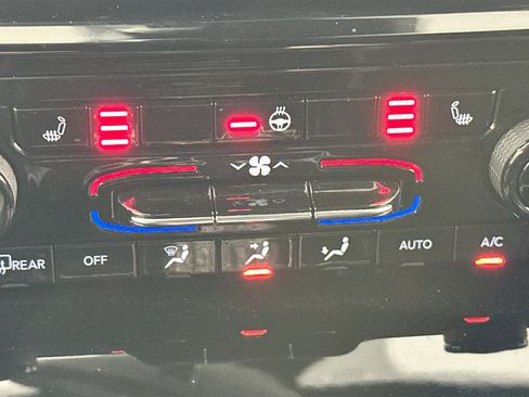 Used 2023 Jeep Grand Cherokee L Laredo image 19