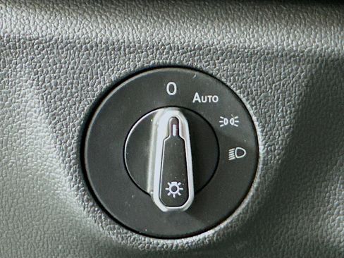 Used 2025 Volkswagen Jetta SE image 17