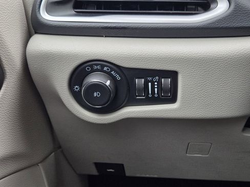 Used 2023 Chrysler Pacifica Touring-L FWD image 24
