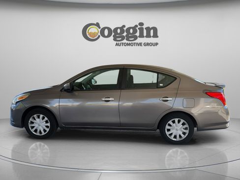 Used 2015 Nissan Versa SV w/ SV Tech Package image 2