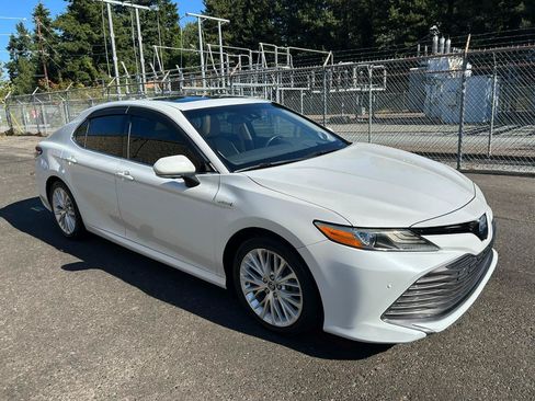 Used 2018 Toyota Camry XLE w/ Audio Package FWD image 3