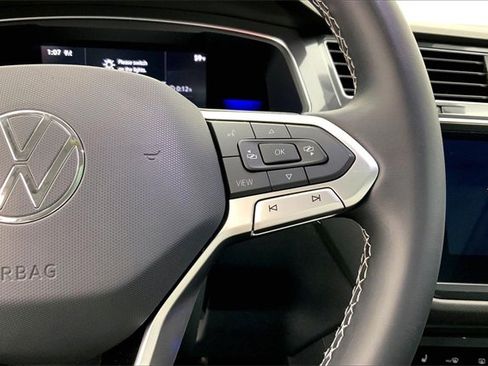 Used 2022 Volkswagen Tiguan SE w/ Panoramic Sunroof Package image 19