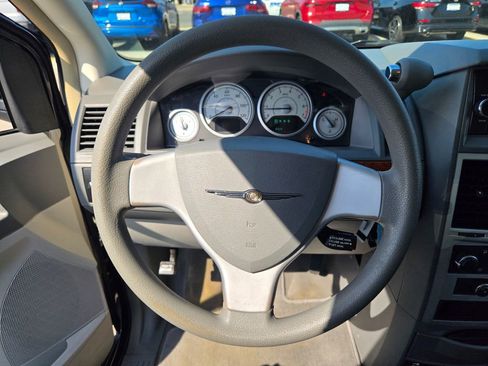 Used 2009 Chrysler Town & Country LX FWD image 34
