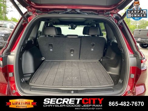 Used 2025 Jeep Grand Cherokee Limited w/ Black Appearance Package AWD/4WD image 9