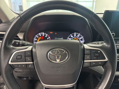 Used 2024 Toyota Highlander LE FWD image 15