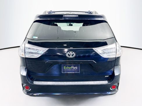 Used 2017 Toyota Sienna SE FWD image 7