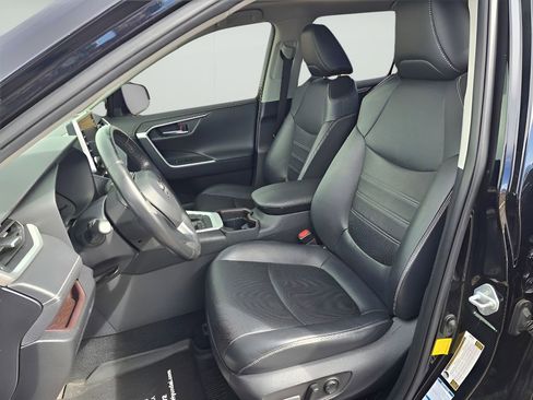 Used 2019 Toyota RAV4 Limited image 13