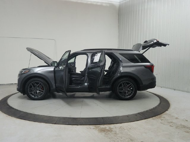 Used 2025 Ford Explorer ST-Line w/ Premium Package RWD image 13