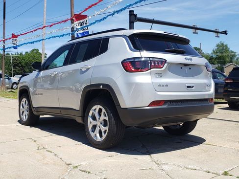 Used 2024 Jeep Compass Latitude AWD/4WD image 5