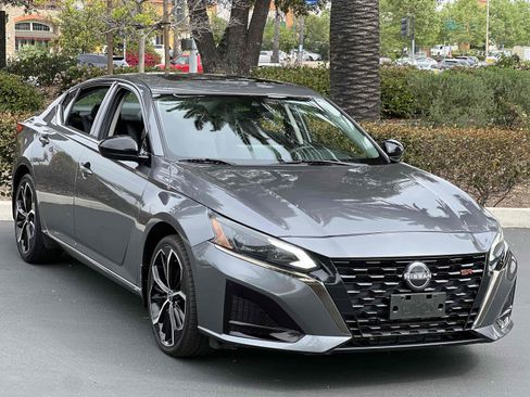 Used 2023 Nissan Altima 2.5 SR w/ SR Premium Package image 17