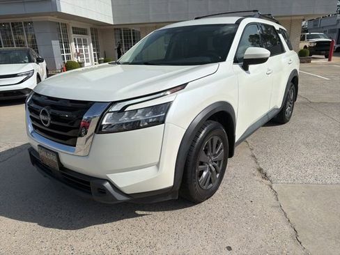 Used 2022 Nissan Pathfinder SV image 2