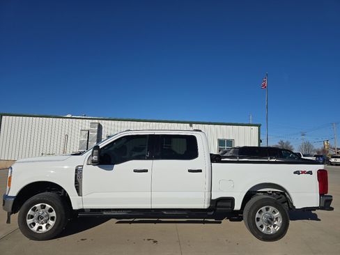 Used 2023 Ford F350 XLT w/ Camper Package image 2