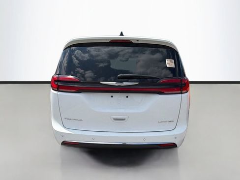Used 2024 Chrysler Pacifica Limited FWD image 8