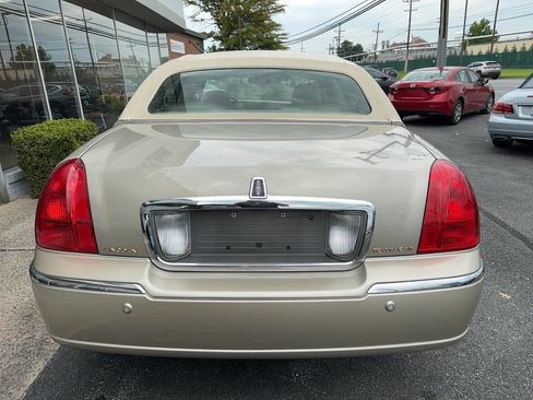 Used 2004 Lincoln Town Car Ultimate RWD image 23
