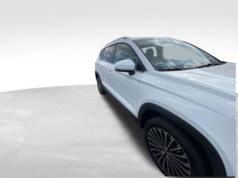 Used 2025 Volkswagen Taos SE image 12