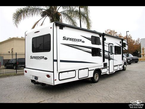 Used 2022 Ford E-450 and Econoline 450 Super Duty w/ Motorhome Prep Package RWD image 9