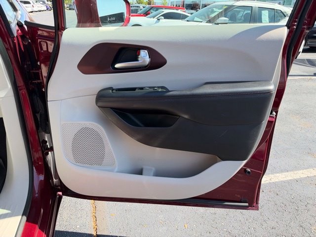 Used 2017 Chrysler Pacifica Limited w/ Tire & Wheel Group FWD image 36