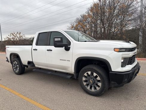 Used 2024 Chevrolet Silverado 2500 Custom w/ Custom Convenience Package image 3