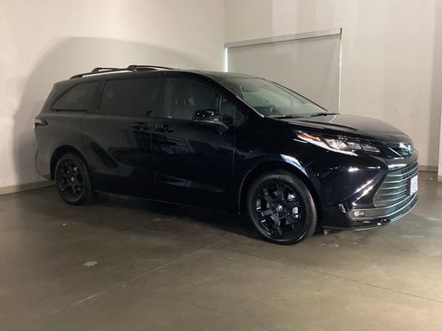 Used 2025 Toyota Sienna XLE Woodland Edition image 9