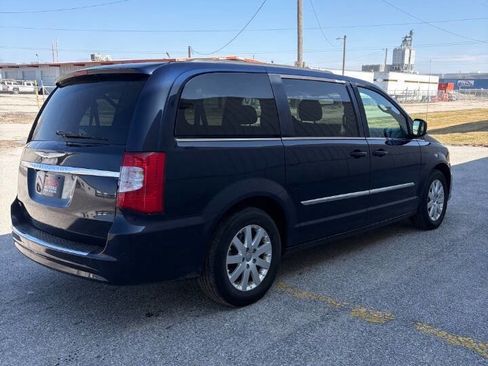 Used 2016 Chrysler Town & Country Touring image 5
