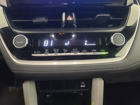 Used 2025 Toyota Corolla Cross LE image 32