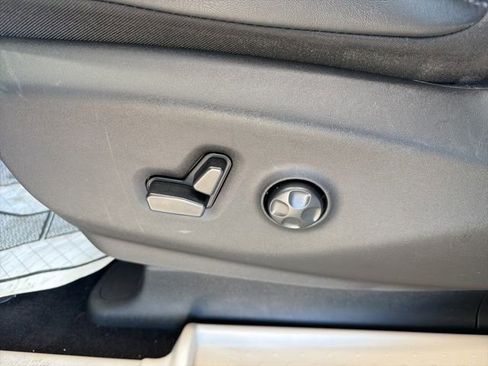 Used 2024 Chrysler Pacifica Touring-L image 21