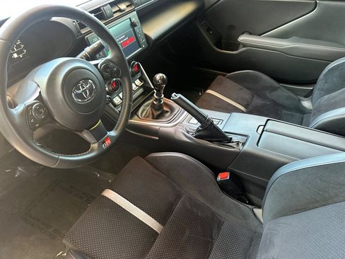 Used 2025 Toyota GR86 Premium w/ ALL Weather Mat Package (TMS) RWD image 11