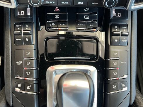 Used 2017 Porsche Cayenne AWD/4WD image 17
