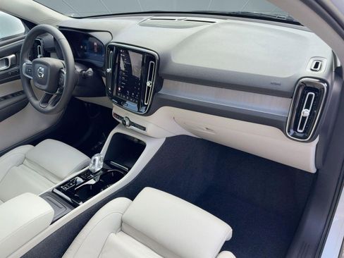 Used 2023 Volvo XC40 B5 Plus w/ Protection Package Premier image 28