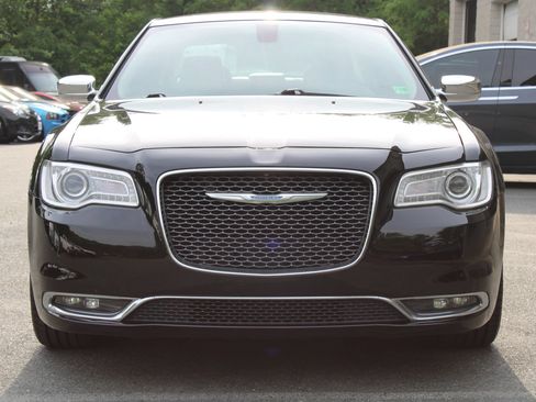 Used 2018 Chrysler 300 Limited RWD image 3