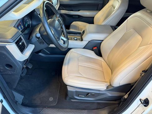 Used 2024 Ford Expedition Limited image 4