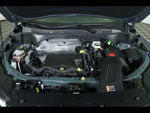 Used 2025 Chevrolet Trax LT w/ LT Convenience Package image 18