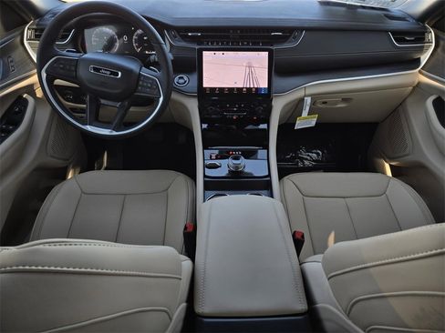 New 2025 Jeep Grand Cherokee Limited w/ Luxury Tech Group II image 15