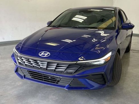 Used 2025 Hyundai Elantra SE image 7