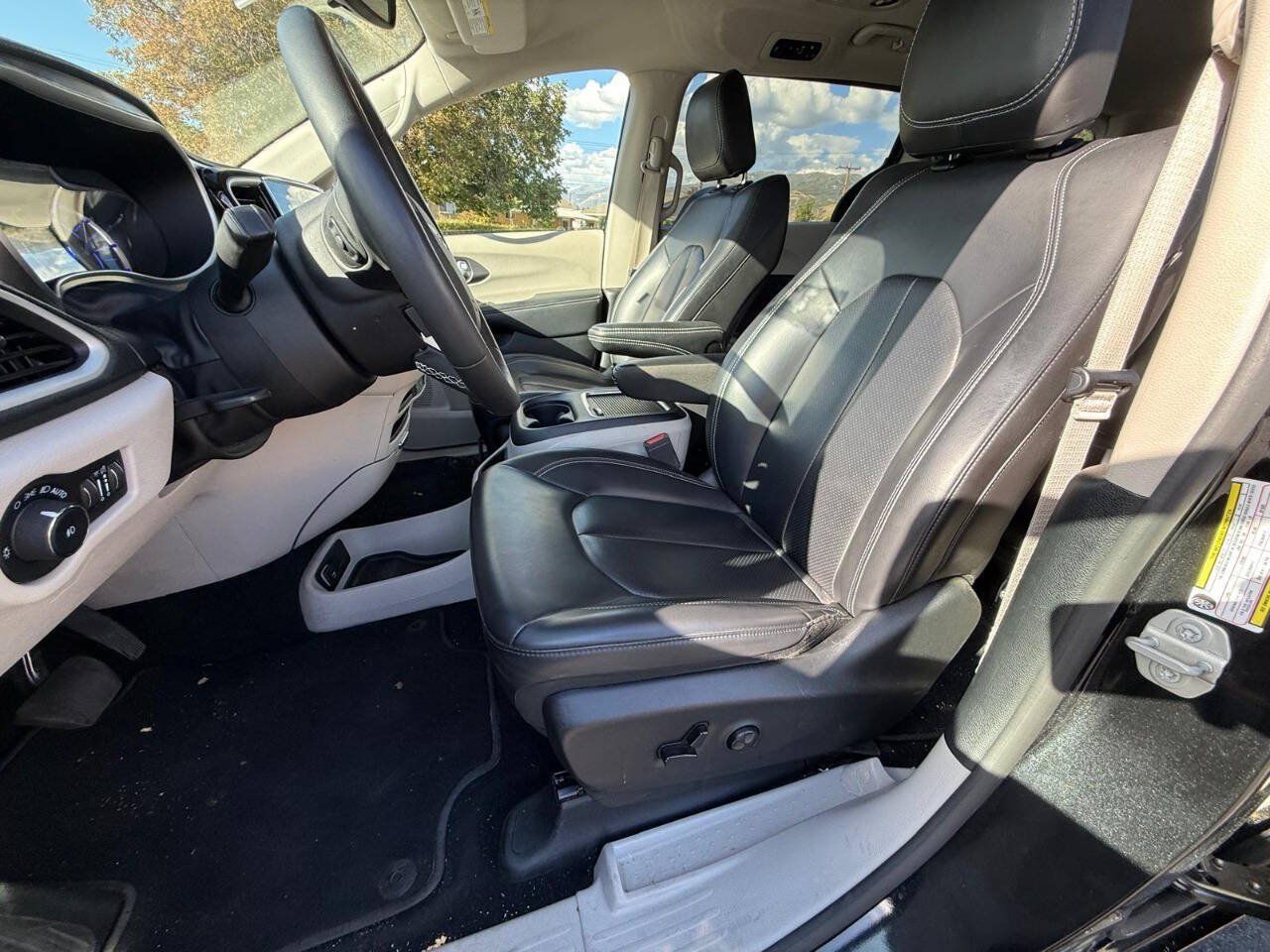 Used 2023 Chrysler Pacifica Touring-L FWD image 10