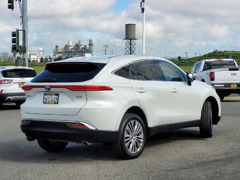 Used 2024 Toyota Venza XLE image 4