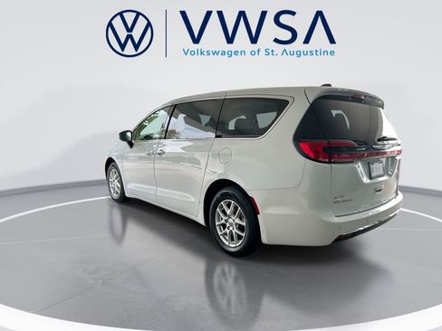 Used 2023 Chrysler Pacifica Touring-L FWD image 5