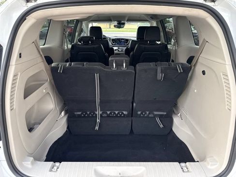 Used 2024 Chrysler Pacifica Touring-L FWD image 10