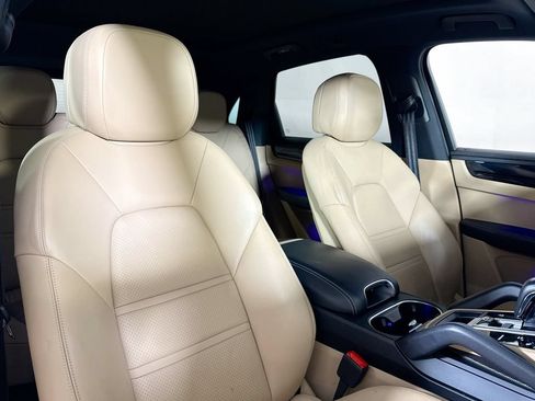 Certified 2023 Porsche Cayenne AWD/4WD image 18