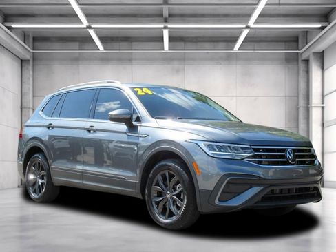 Used 2024 Volkswagen Tiguan SE FWD image 1