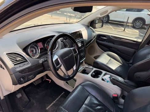 Used 2013 Chrysler Town & Country Limited w/ Luxury Group image 10