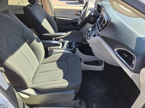 Used 2018 Chrysler Pacifica Touring Plus w/ Tire & Wheel Group FWD image 17