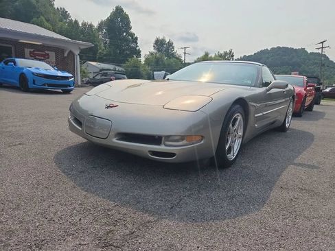 Used 2000 Chevrolet Corvette Coupe w/ Roof Pkg RWD image 2
