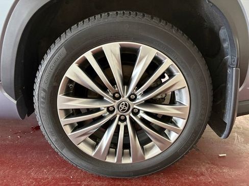 Used 2022 Toyota Highlander Platinum AWD/4WD image 32