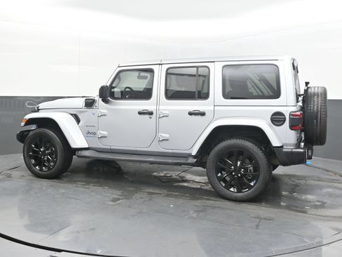 Used 2023 Jeep Wrangler Unlimited Sahara w/ Cold Weather Group AWD/4WD image 7