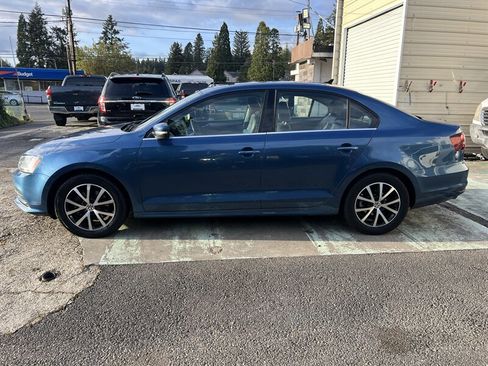 Used 2017 Volkswagen Jetta SE image 2