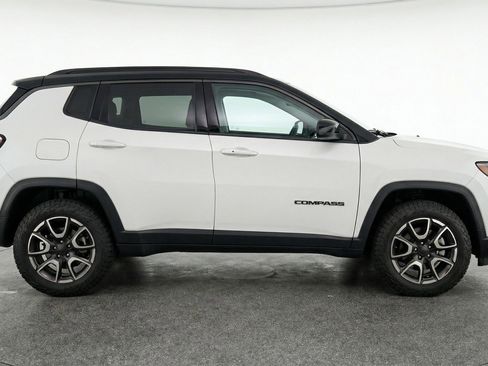 Used 2025 Jeep Compass Trailhawk AWD/4WD image 11